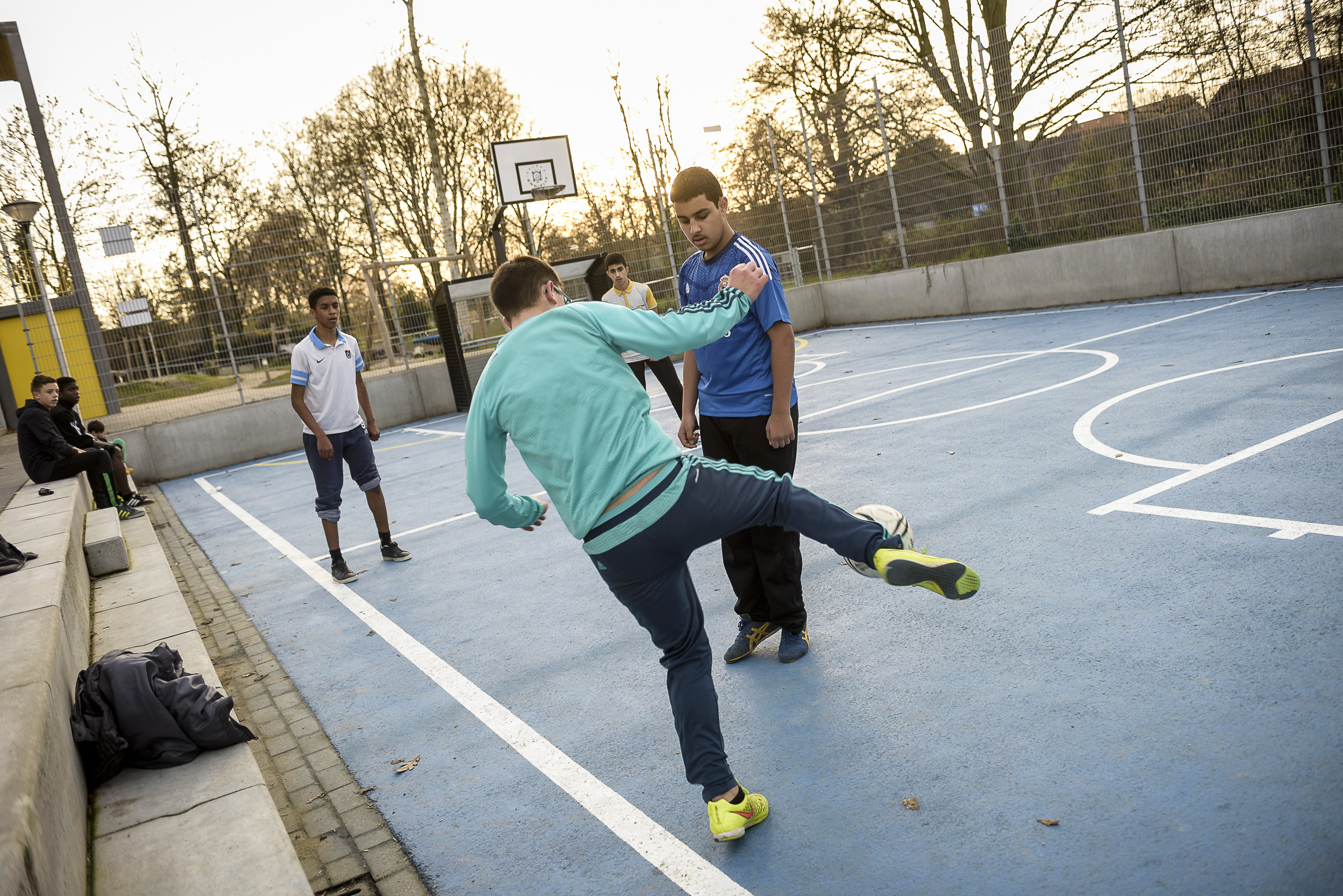 Jongeren voetballen op het voetbalveld bij het nieuwe Kennis- en Expertisecentrum aan de Kasteel Hillenraedstraat de Donderberg in Roermond.