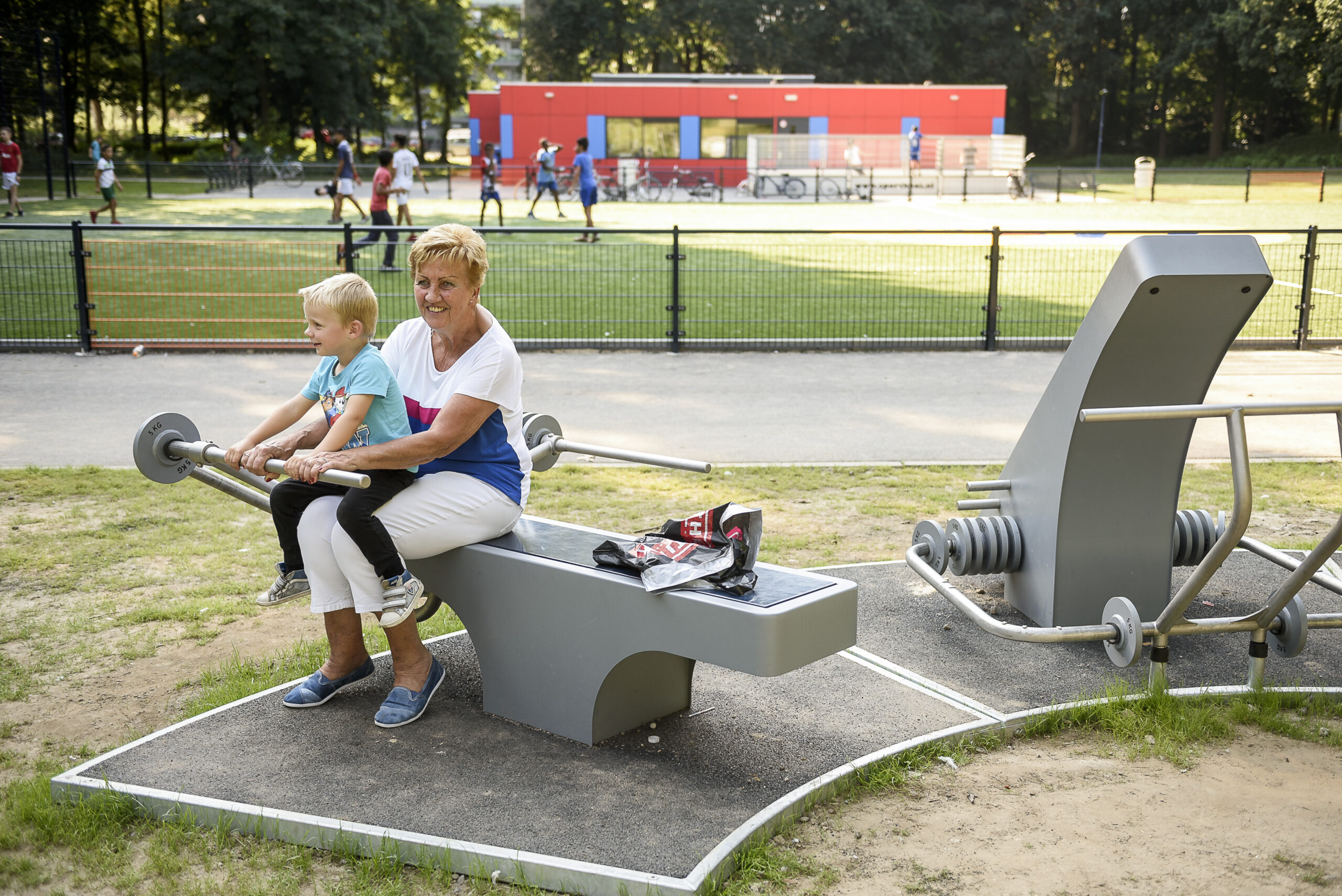 In het park aan de Olieslagersstraat op de Donderberg in Roermond is een Cruyff Court gerealiseerd met fitnesstoestellen